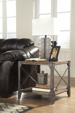Ashley Shairmore T526-2. Придиванный столик Ashley Shairmore.